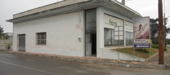 Locale commerciale con possibili varie destinazioni poco distante dal mare